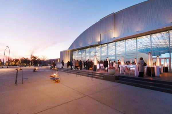 Δεξίωση με φόντο το ηλιοβασίλεμα στο Sunset Deck 