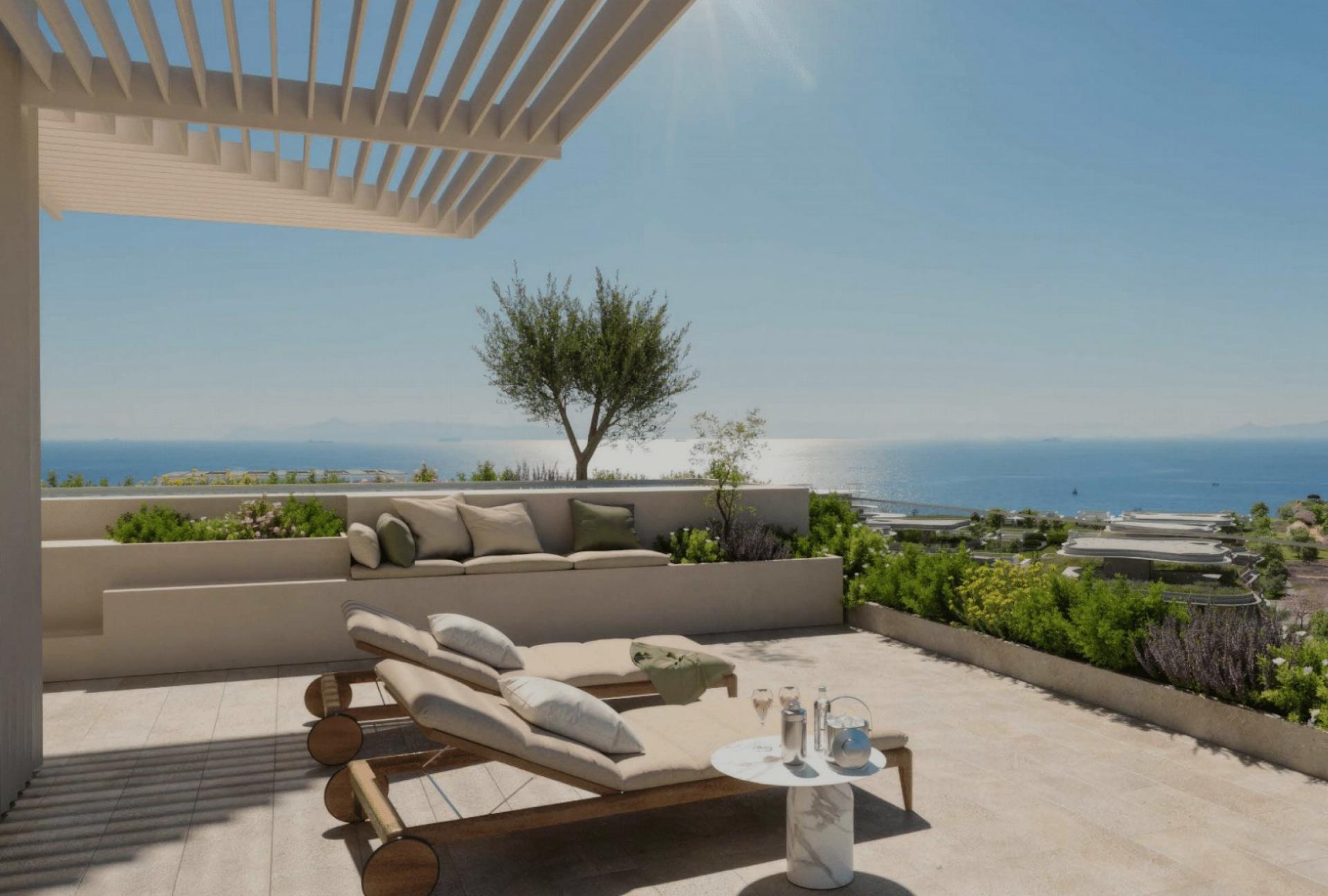 μπαλκόνι με ξαπλώστρες με θέα τη θάλασσα πανοραμικά