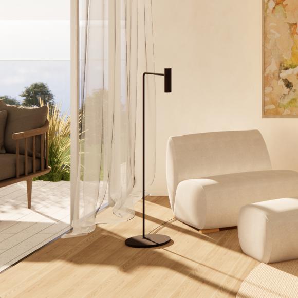 πολυθρόνα με φωτιστικό δίπλα στο παράθυρο