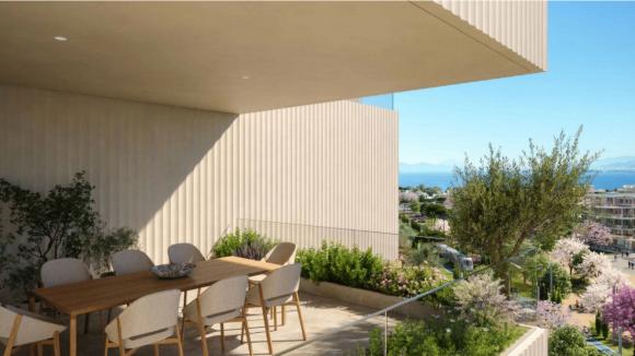 μπαλκόνι του κτιρίου διακοσμημένο με φυτά και τραπεζαρία