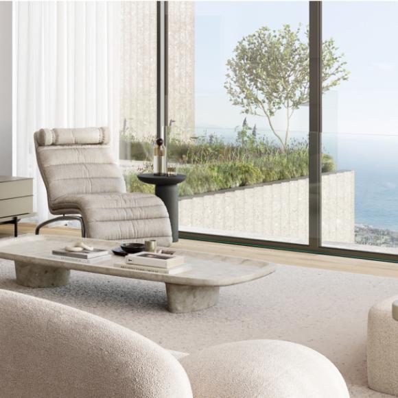 πολυθρόνα δίπλα στο παράθυρο με θέα θάλασσα